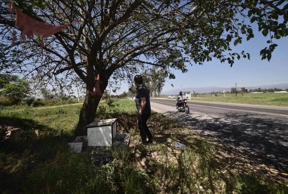 “LAS MORAS ASESINAS”. Un monolito con una cruz recuerda la muerte de Omar Carrizo en una traza de la ruta 38, al sur de Villa Belgrano. 