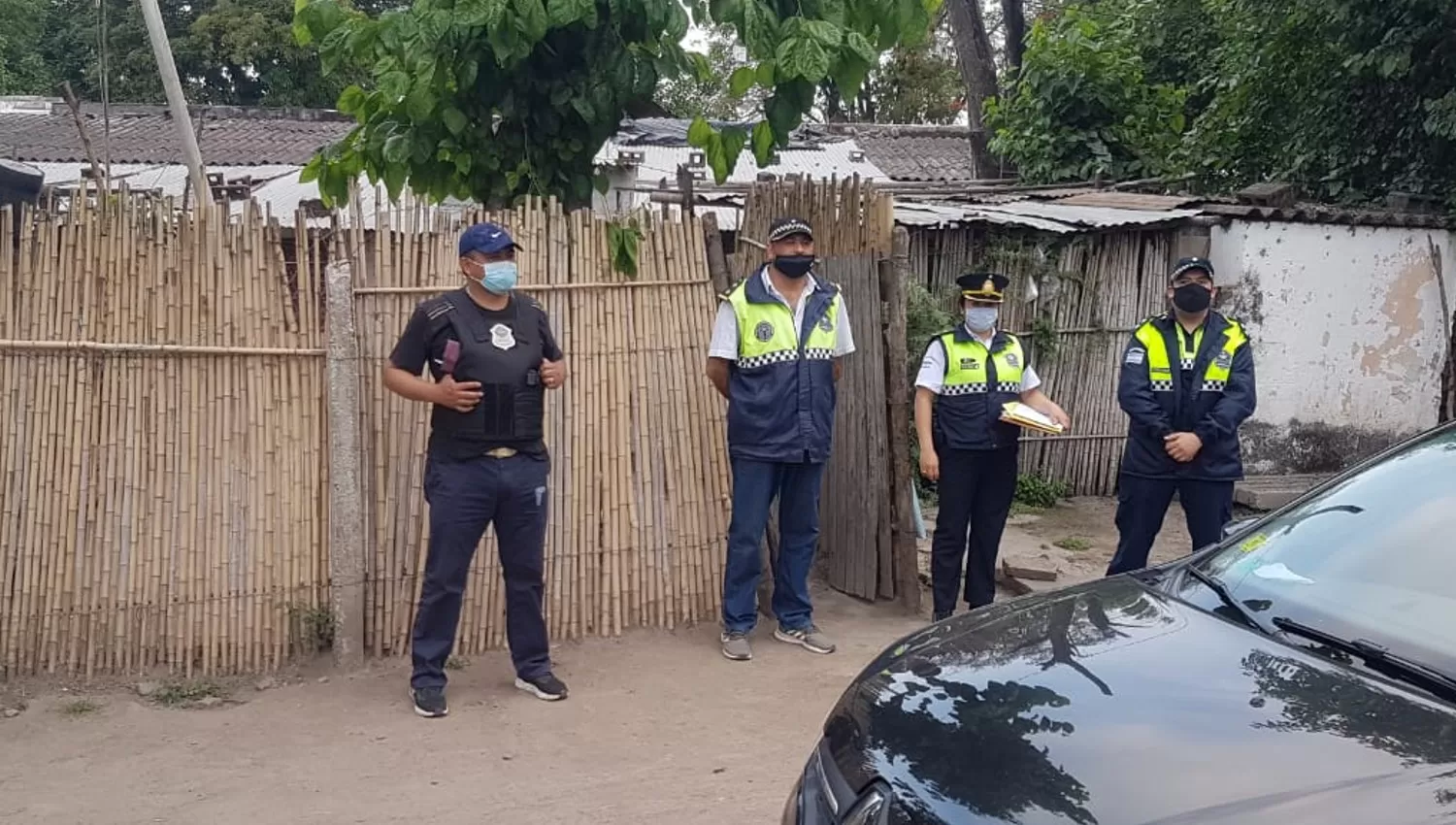 ALLANAMIENTOS. La Policía registró los domicilios de familiares y amigos del sospechoso, en las ciudades de Monteros y de Famaillá.