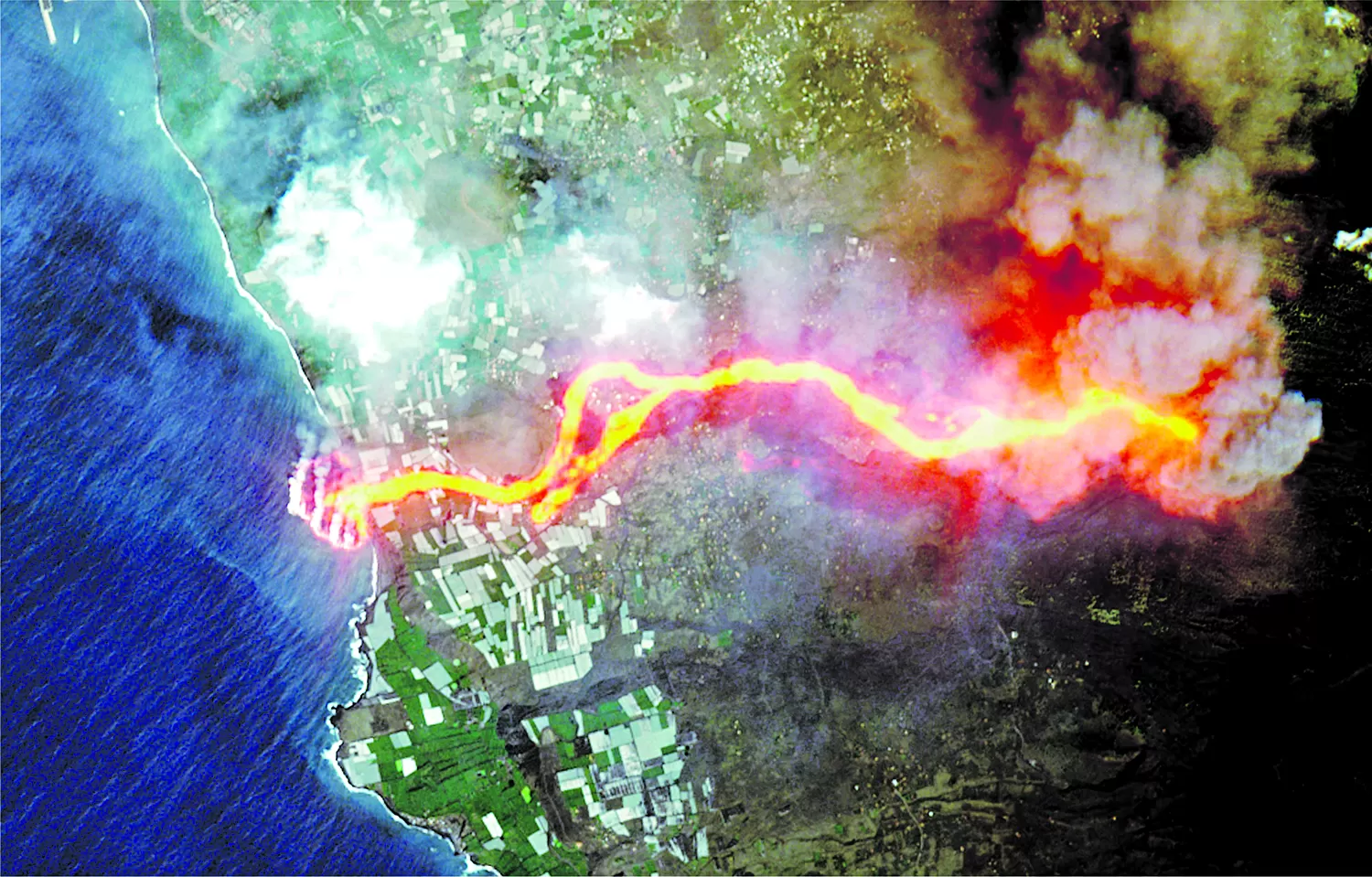 El flujo de la lava hacia el mar fue captada en imágenes por el satélite Copernicus. 