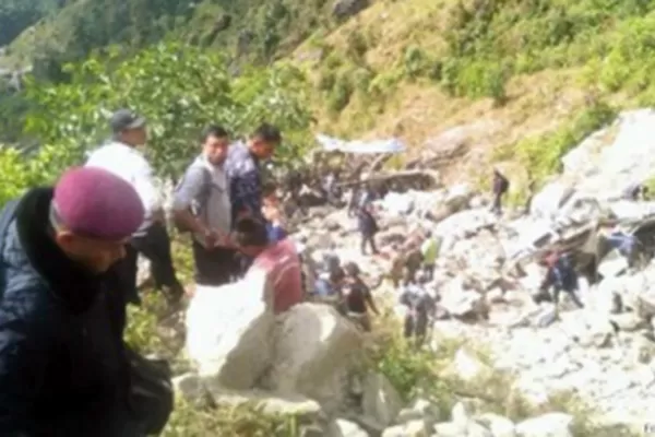 Nepal: una treintena de muertos al desbarrancarse un ómnibus en un precipicio