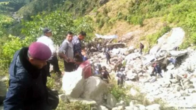 ACCIDENTE. Una treintena de muertos al desbarrancarse un ómnibus en un precipicio en Nepal.