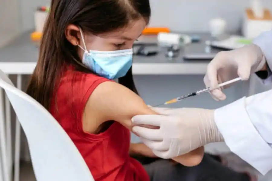 EVIDENCIAS CIENTIFICAS. El sistema inmunológico de los niños está repleto de células que no han detectado patógenos, por lo que tienden a producir una fuerte respuesta inmunitaria a las vacunas. LA GACETA