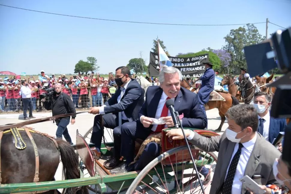 EN SULKY. El Presidente aprovechó el carruaje tradicional simoqueño. 