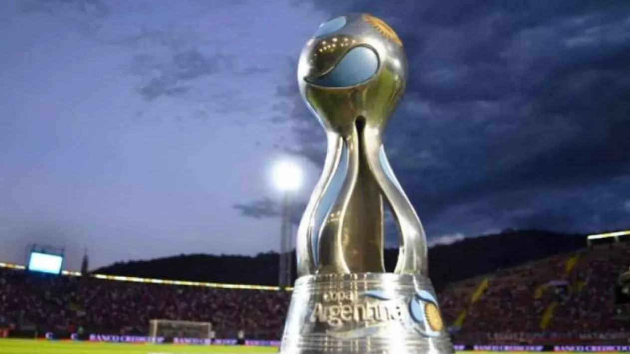 EL TROFEO. El ganador del torneo se llevará la Copa Argentina y un boleto para jugar la Copa Libertadores.