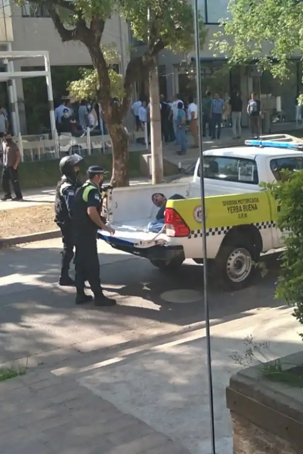 DETENCIÓN. El agresor fue arrestado luego del violento episodio en unas oficinas de Yerba Buena.