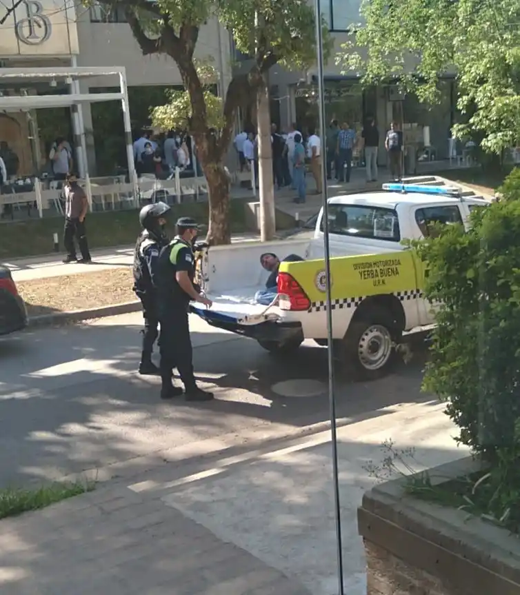 DETENCIÓN. El agresor fue arrestado luego del violento episodio en unas oficinas de Yerba Buena.