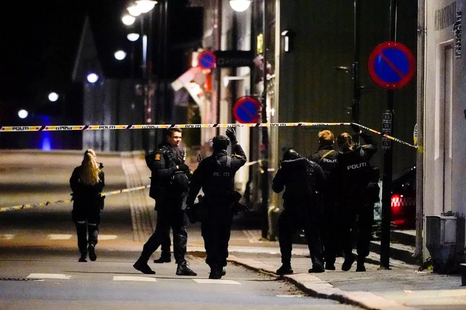 LA POLICÍA DE Noruega patrulla el lugar. FOTO REUTERS. 