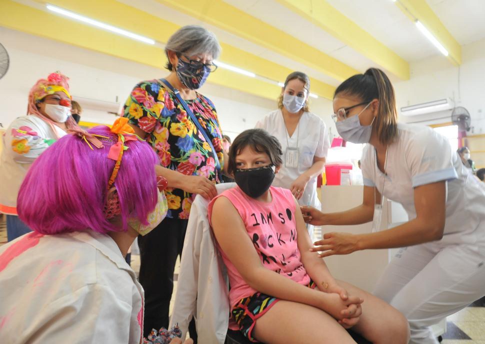 UN POCO DE ALEGRÍA. Los agentes sanitarios se disfrazaron de payasos. LA GACETA / FOTO DE ANTONIO FERRONI