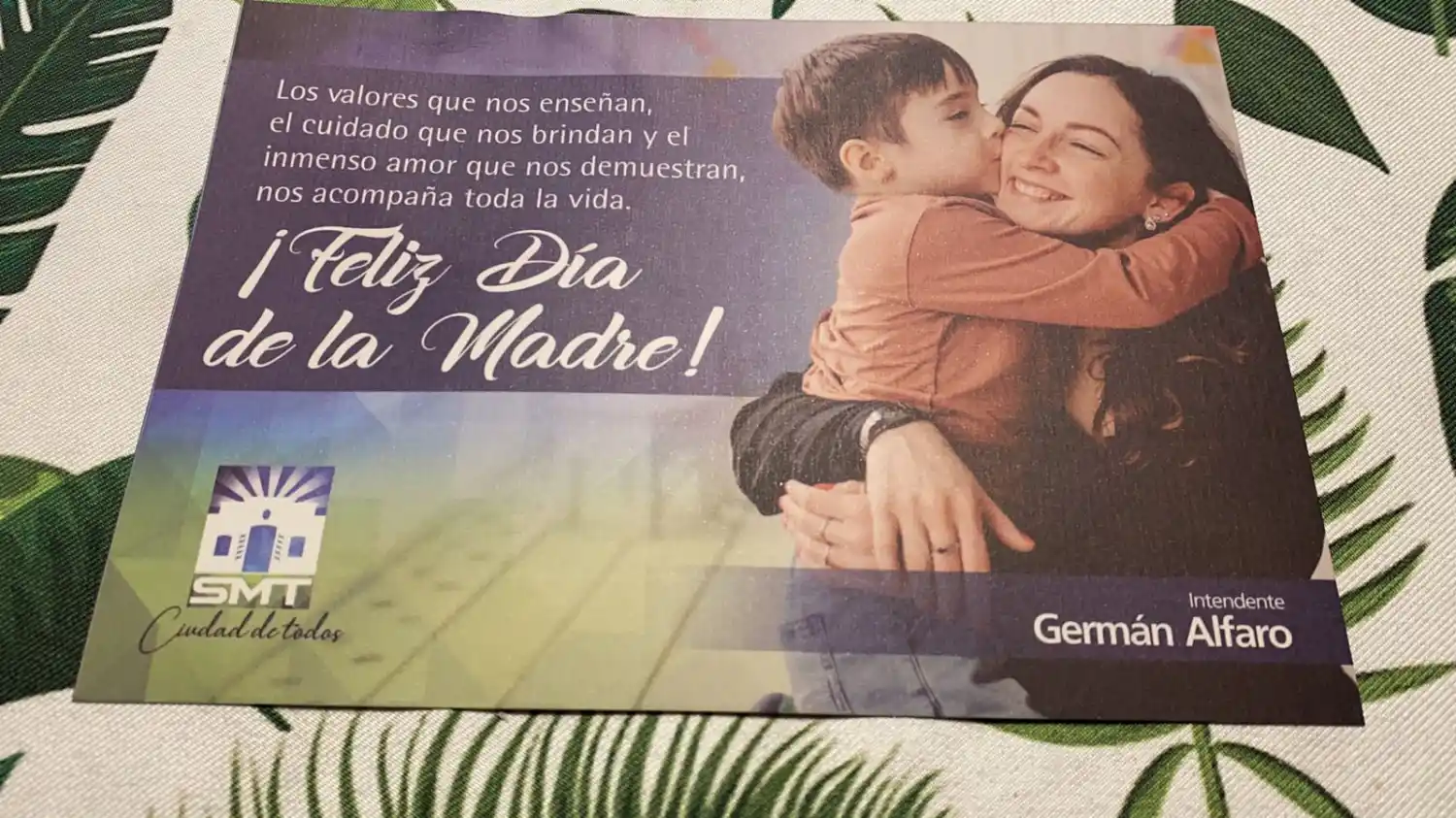 CON UNA TARJETA. El obsequio fue de parte de la Municipalidad por el Día de la Madre.