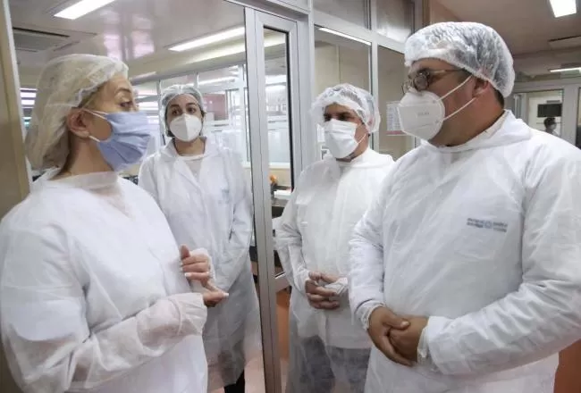 La ministra de Salud, Rossana Chahla, recorrió hoy el Laboratorio de Salud Pública en el hospital Néstor Kirchner.
