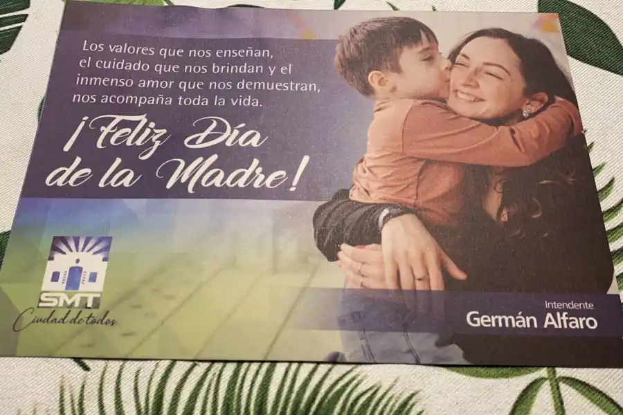 CON UNA TARJETA. El obsequio fue de parte de la Municipalidad por el Día de la Madre.