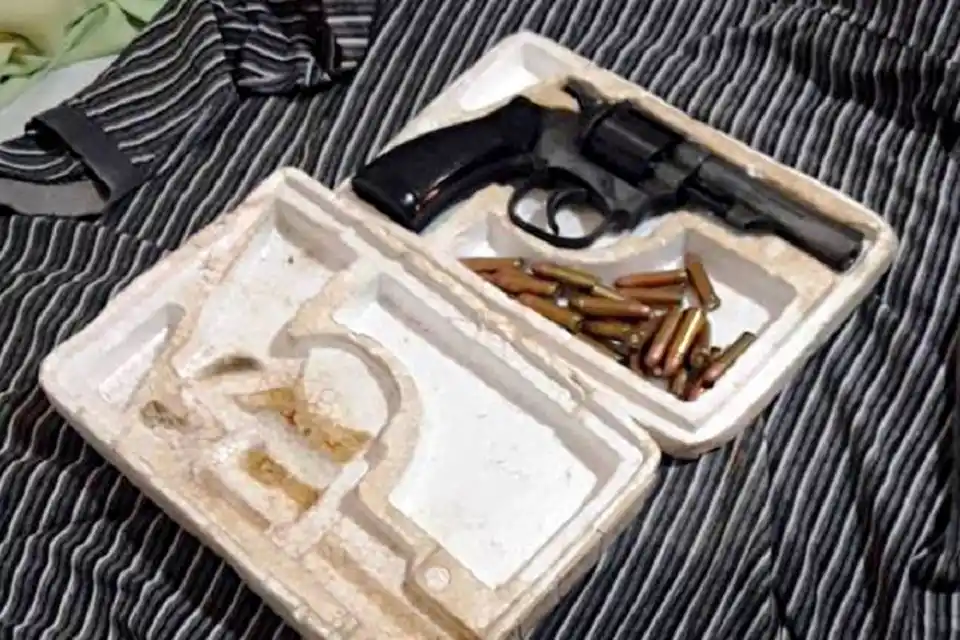 En la casa de un intendente de Salta, encuentran autos importados, $200 millones y armas 