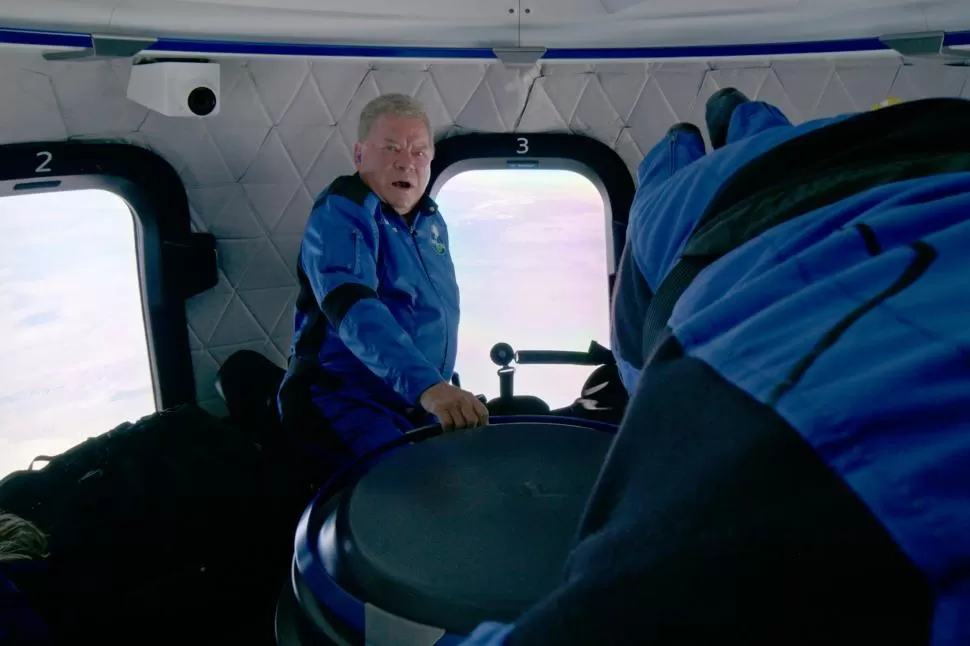 AVENTURA. Shatner, De Vries, Powers y Boshuizen aterrizaron en Van Horn, Texas, luego de su viaje al borde del espacio.  ddfdfdfdfdfdfdf