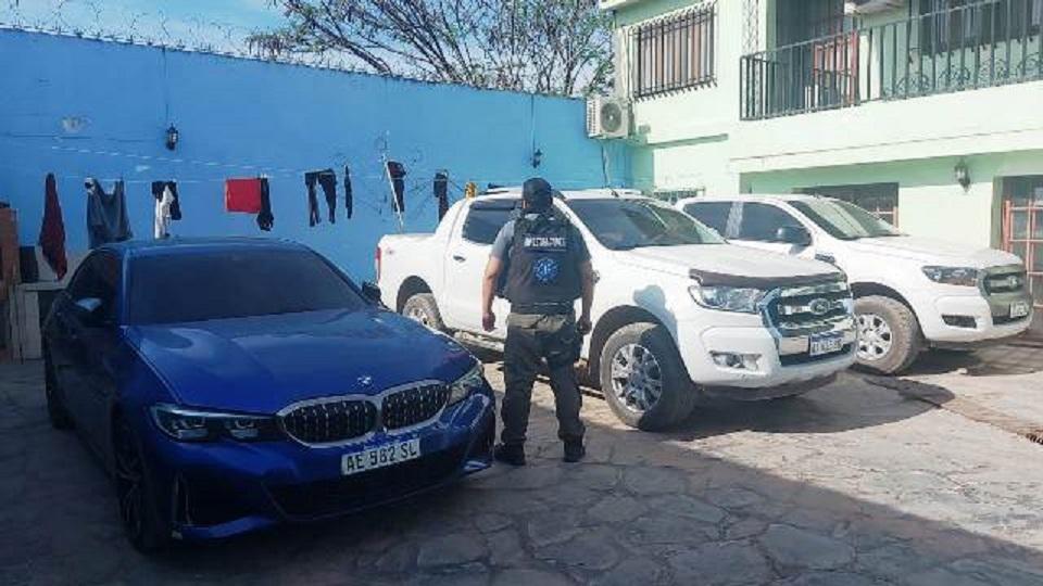 En la casa de un intendente de Salta, encuentran autos importados, $200 millones y armas 