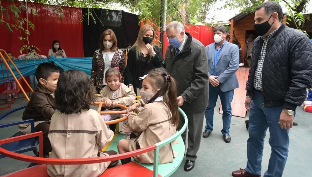 CORTE DE CINTA. Jaldo inauguró el patio de juegos de un colegio en Alderetes.