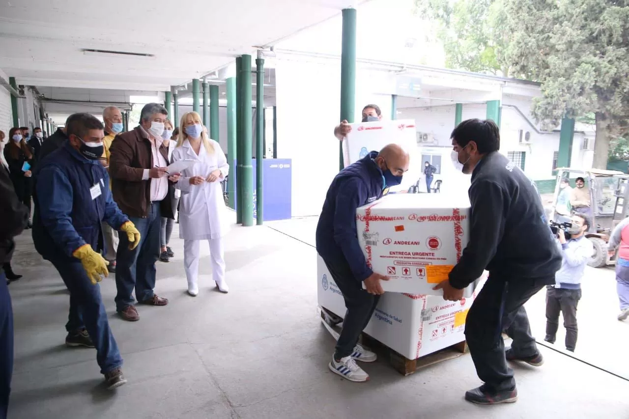 CARGAMENTO. Operarios ingresan las vacunas al depósito del Siprosa. Foto: Comunicación Pública