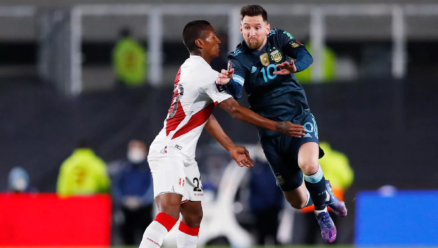 MARCA. Los peruanos cortaron con faltas la mayoría de los intentos ofensivos de la Selección Argentina. 