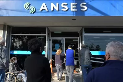 Jubilados, pensionados, AUH y AUE: quiénes cobran hoy