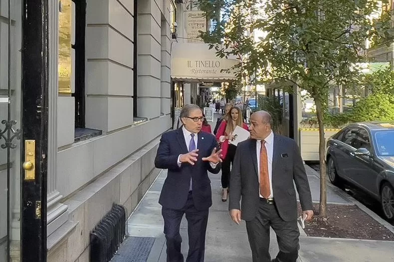 EN EEUU. El embajador Argüello compartió en sus redes una foto caminando junto a Manzur, en Nueva York. 