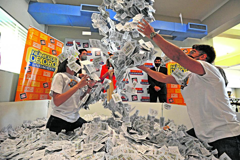 MILES DE SUEÑOS. En las oficinas de LA GACETA, ayer se realizó el sorteo del auto 0 km. 