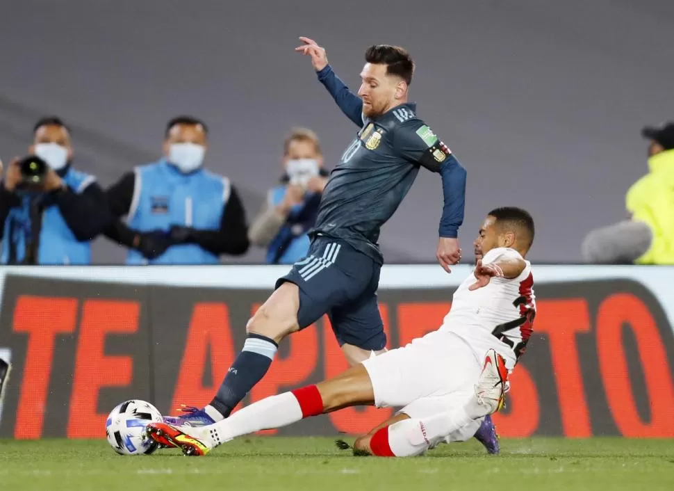 MÁXIMO ESFUERZO. Lionel Messi, que sigue sin poder convertir frente al seleccionado peruano por las Eliminatorias Sudamericanas, se escapa ante la marca del defensor Alexander Callens. 