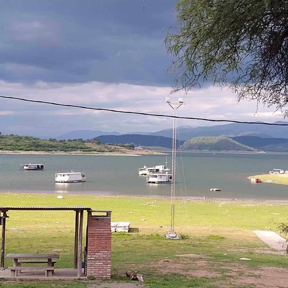 VILLA VERANIEGA. El dique Cabra Corral, en Coronel Moldes seduce a los turistas con la pesca, sus miradores y los deportes acuáticos. Un paraíso. 