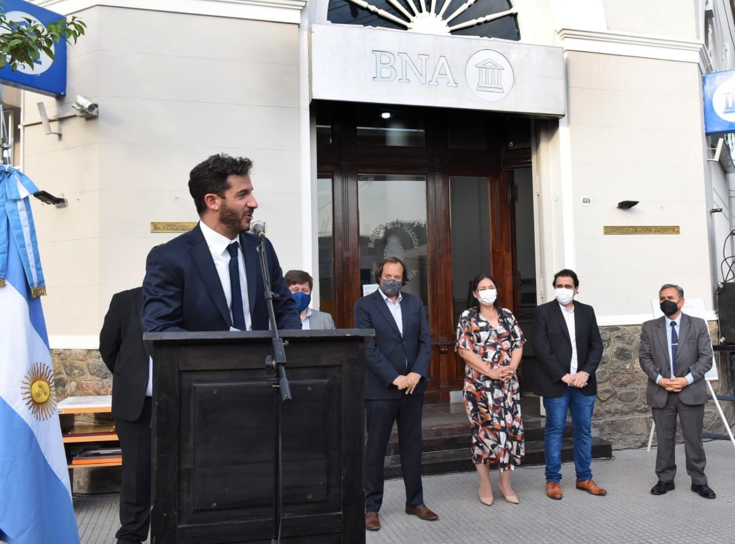 EN AGUILARES. La ceremonia se celebró a las puertas de la sucursal del Banco Nación. foto: Prensa Legislatura