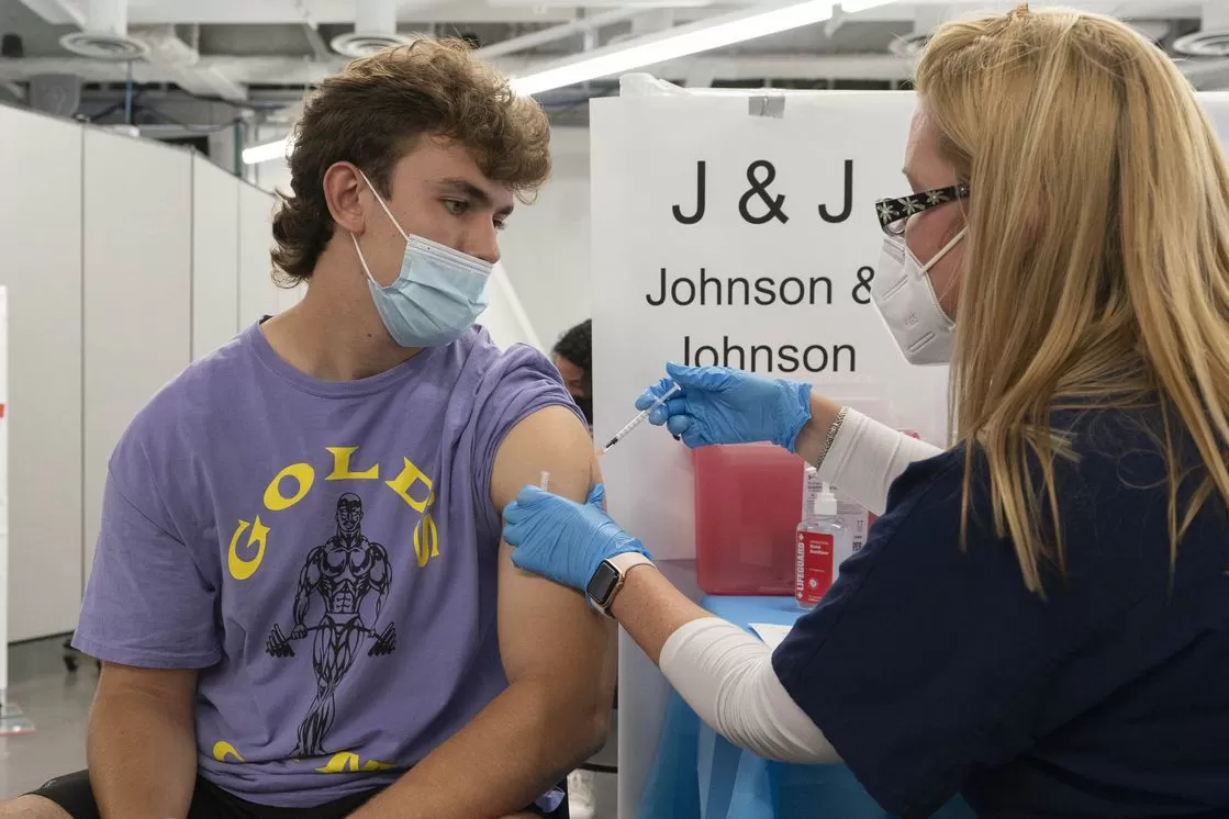 Dosis de refuerzo de la vacuna contra el coronavirus de Johnson & Johnson para mayores de 18 años. AP