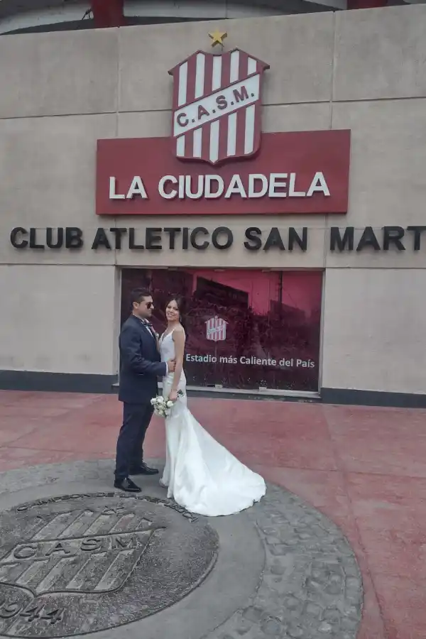 Los novios, en la esquina del estadio.