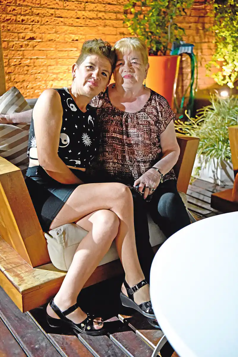 EN FAMILIA. Alejandra Orellana con su mamá, Irma.