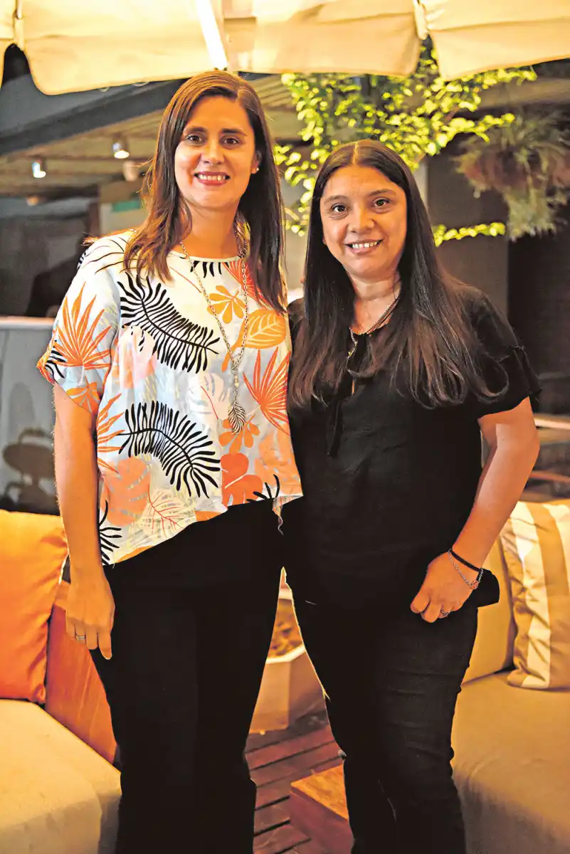 INSEPARABLES. Silvia Fernández fue al agasajo con su amiga Claudia.