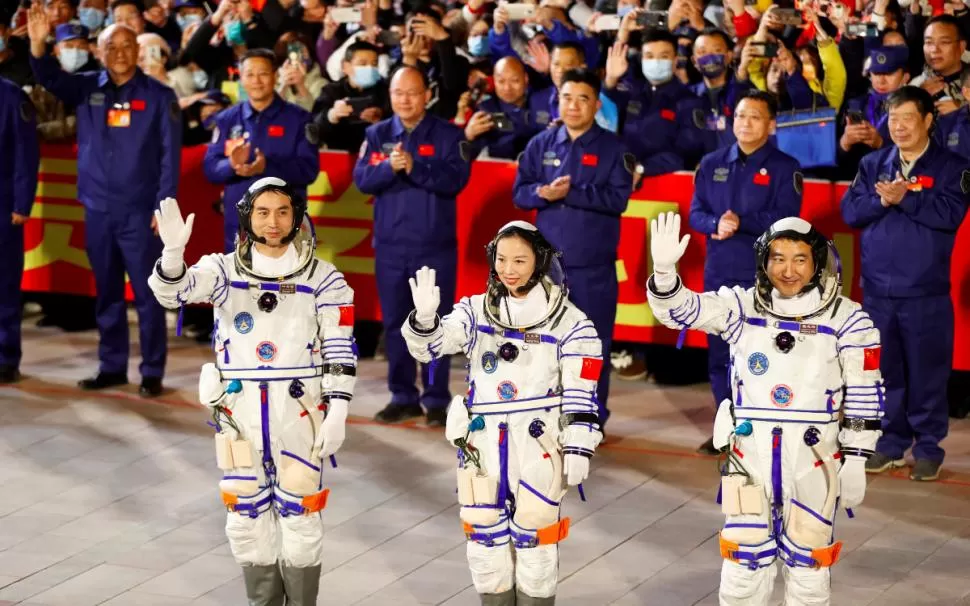 AL ESPACIO. Los tres cosmonautas estarán seis meses orbitando la Tierra. 