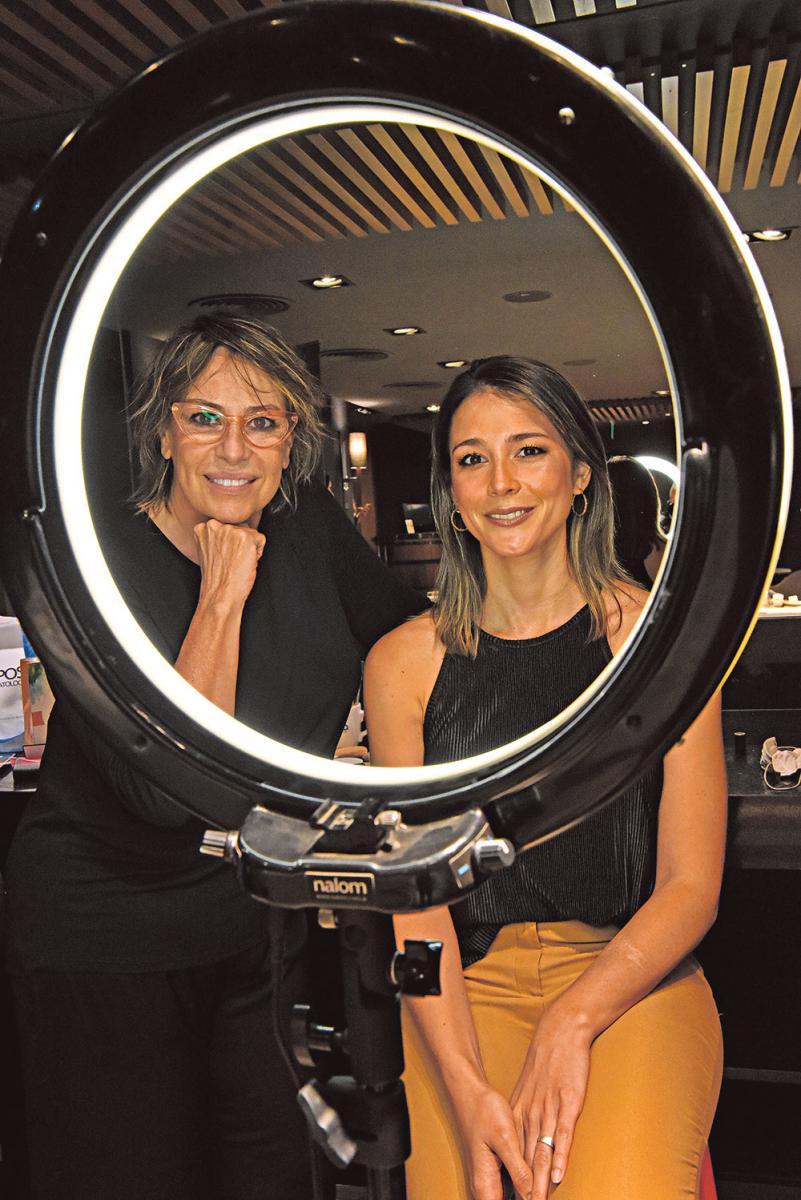EL TOQUE PROFESIONAL. La maquilladora Ana Anzorena y su modelo, Pilar Ferrer. 