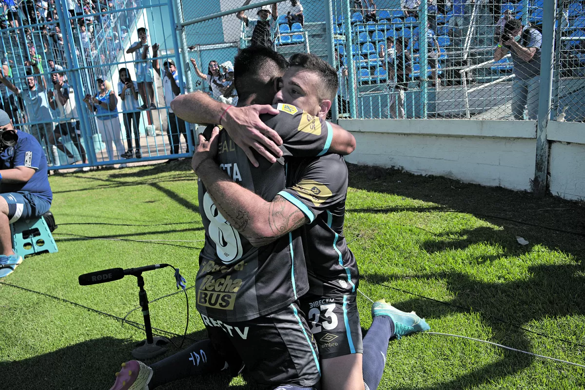 DESAHOGO. Acosta y Carrera festejan el segundo gol de Atlético, que llevó tranquilidad a un primer tiempo que fue vibrante.