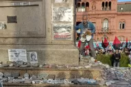Militantes arrancaron carteles y pisaron las piedras que recuerdan a víctimas de la covid-19
