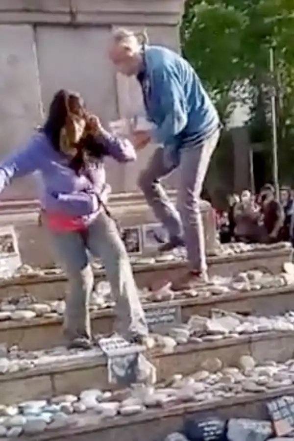 Militantes arrancaron carteles y pisaron las piedras que recuerdan a víctimas de la covid-19