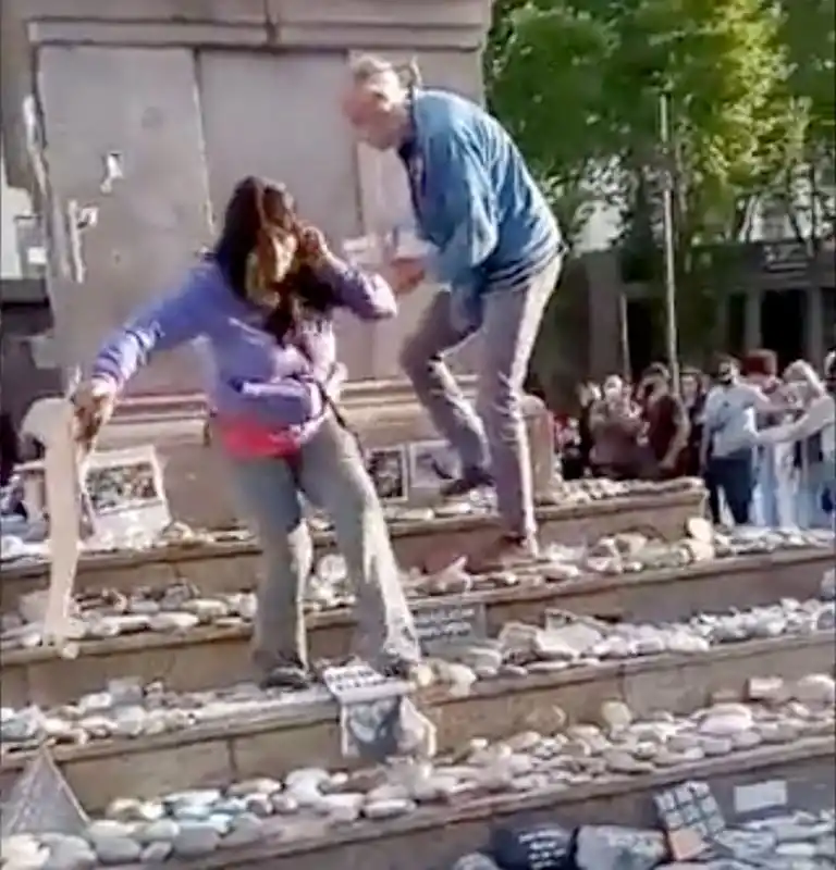 Militantes arrancaron carteles y pisaron las piedras que recuerdan a víctimas de la covid-19