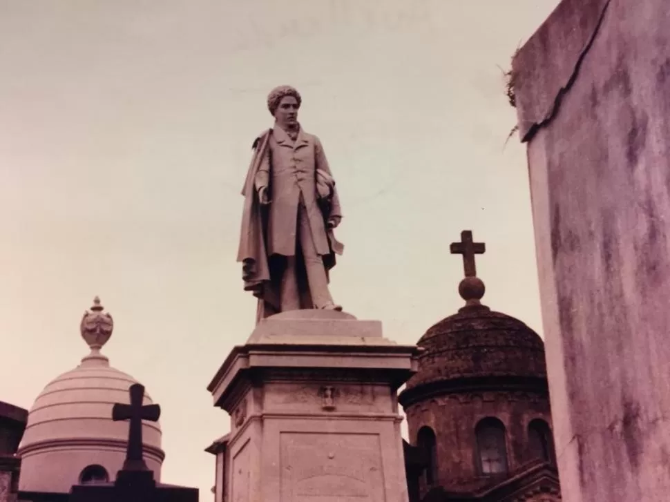 CEMENTERIO DE LA RECOLETA. Estatua de Marco Avellaneda, sobre la tumba en la que descansan sus restos.  