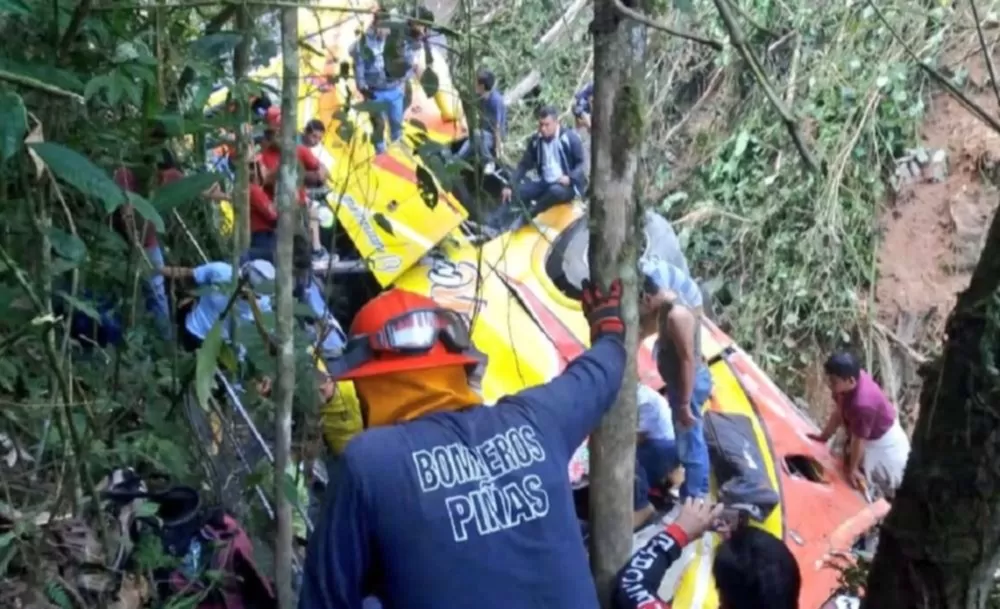 Ecuador: nueve personas perdieron la vida tras la caída de un ómnibus al abismo