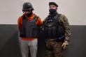 Video: Esposado, con casco y chaleco antibalas, Roberto Rejas es trasladado hacia Tucumán