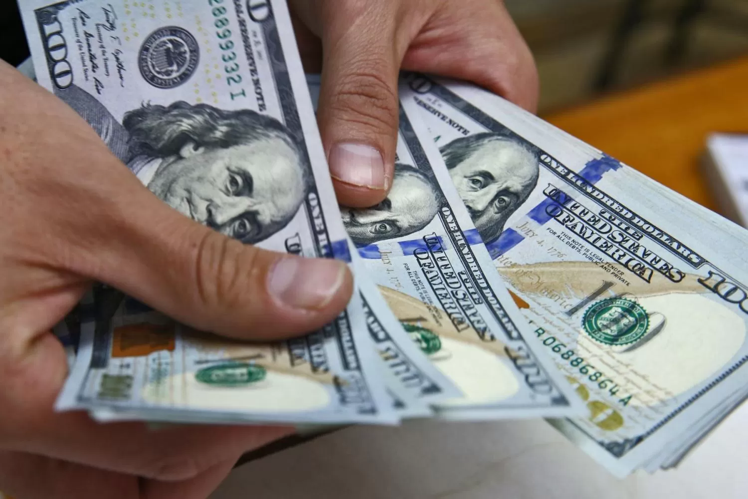El dólar blue baja dos pesos y se negocia en $ 185