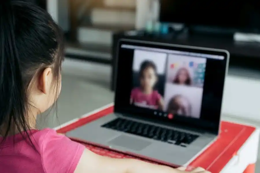 VIRTUAL VS REAL. La baja en los contagios garantiza la educación presencial, tan necesaria en los niños pequeños. LA GACETA