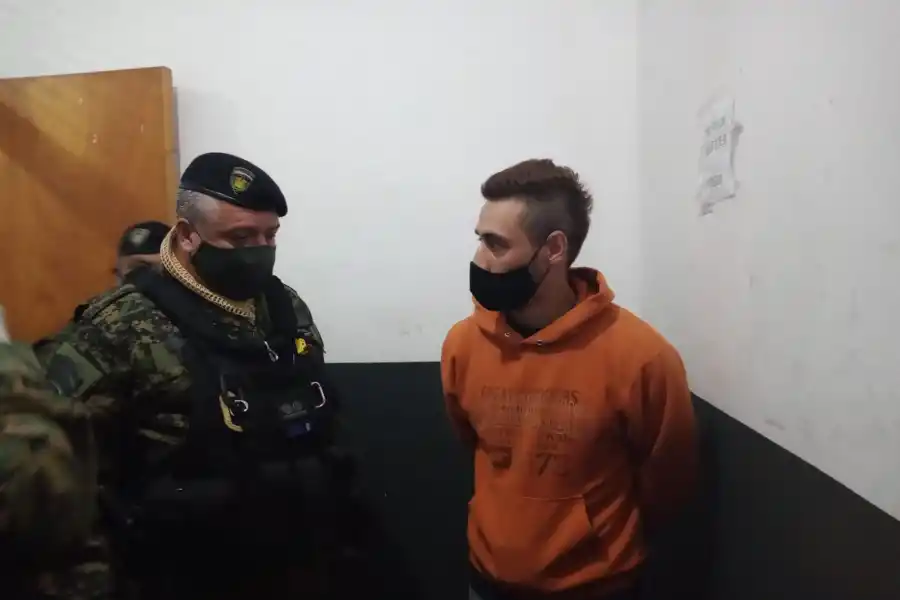 EN SALTA. El condenado a perpetua Roberto Rejas, a punto de ser devuelto a Tucumán, luego de su fuga. 