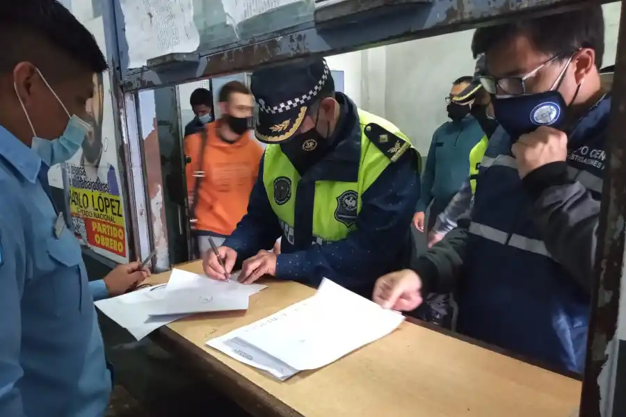 TRÁMITES BUROCRÁTICOS. Las fuerzas de seguridad alistan el traslado de Rejas, desde Salta hacia Tucumán.