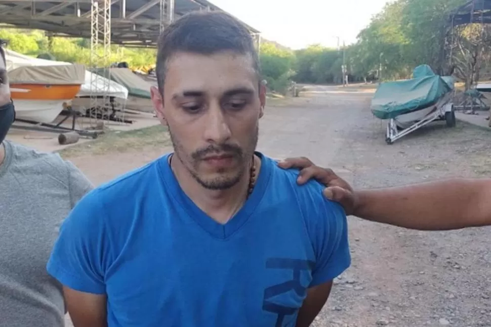 ESPOSADO. Roberto Rejas, después de haber sido detenido en el camping del interior salteño.  