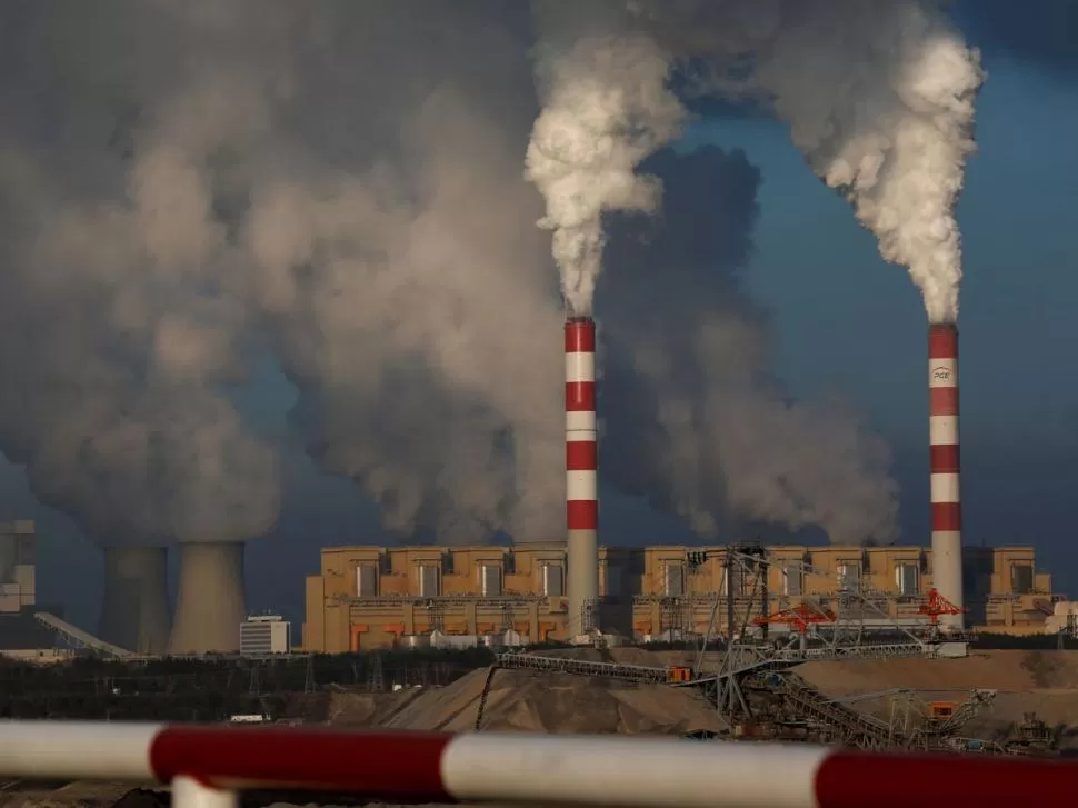 CO2. Las industrias son grandes emisoras de gases de efecto invernadero.    