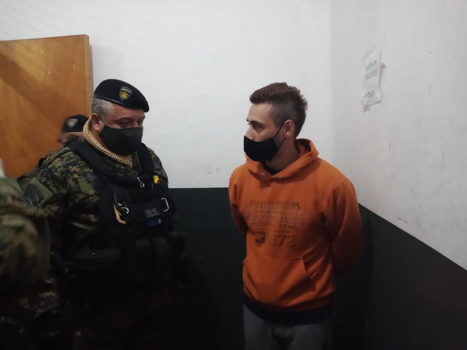 EN SALTA. El condenado a perpetua Roberto Rejas, a punto de ser devuelto a Tucumán, luego de su fuga. 