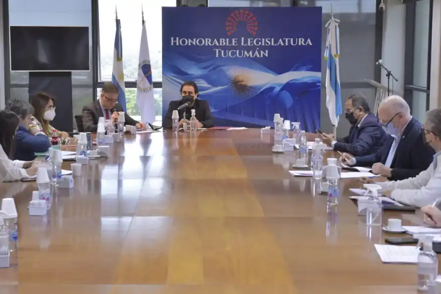 EN UN ESPACIO CERRADO. Los legisladores se habían reunido ayer en Labor Parlamentaria. Foto: Prensa HLT