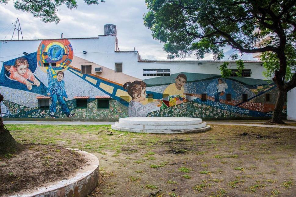 PLAZA MIGUEL LILLO. Un mural comunitario que incluye 900 manitos de niños.  