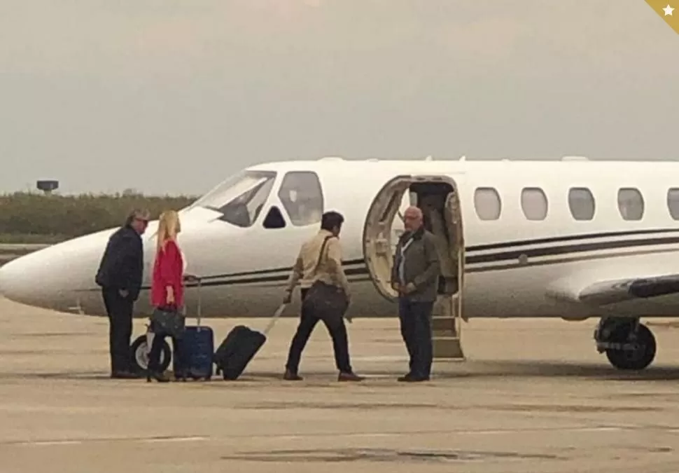 TRASLADO IMPUGNADO. Verónica Magario y Fernando Espinoza abordan el avión provincial en 2019.  